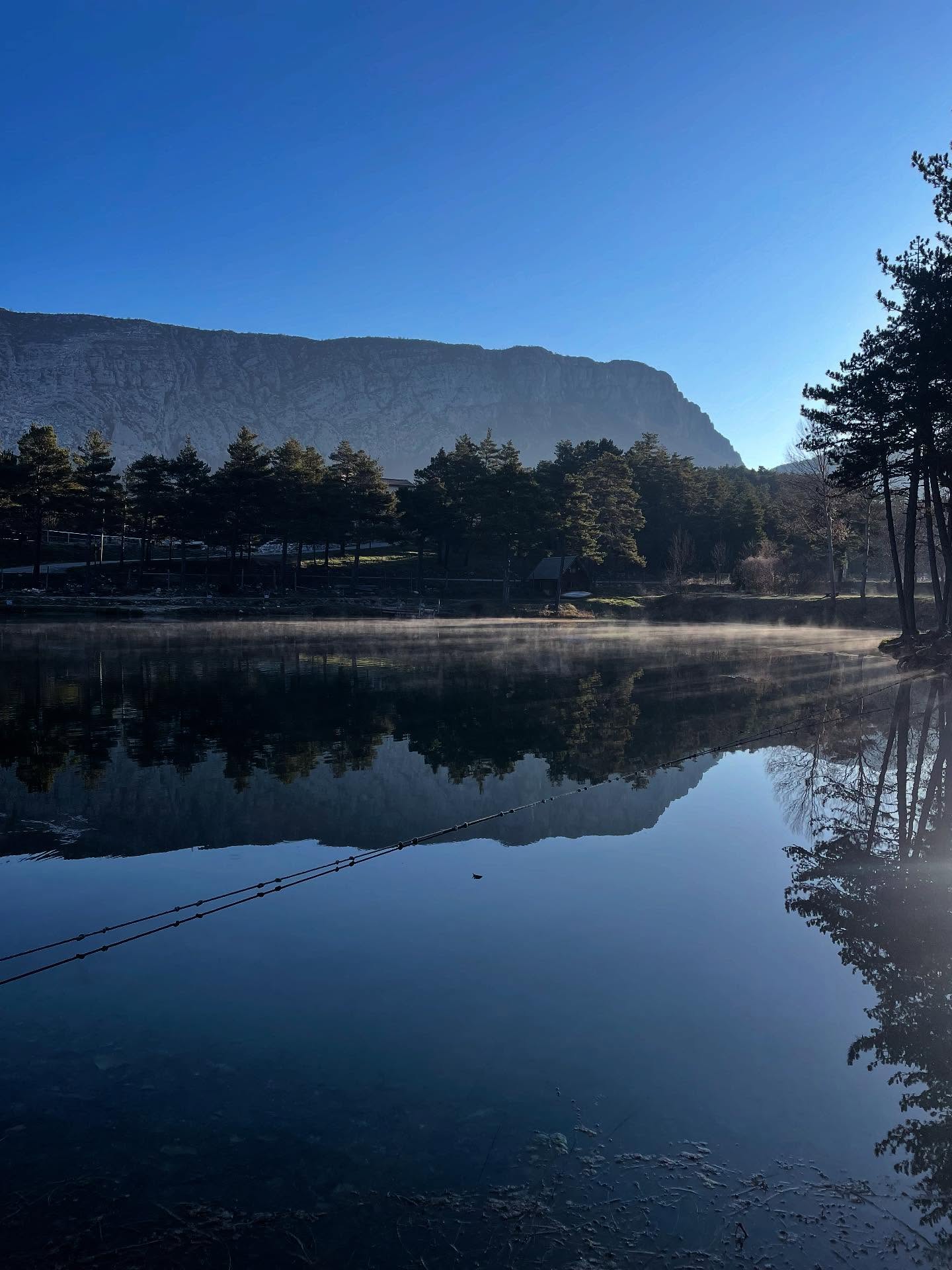 J-6 avant le Festival des Lacs 

Pour l’instant la météo est avec nous, il fera beau ! 😎 mais vous connaissez le climat montagneux, ne venez pas sans votre petite laine… 

Quelques informations concernant le déroulement du week end :

SAMEDI : 10h-16h pour la pêche et entre 12h et 14h pour le service du midi en carte réduite 
DIMANCHE : 11h-16h pour la pêche et toujours entre 12h et 14h pour le service du midi en carte réduite 

Le début des festivités commencera le samedi soir à 18h avec différents groupes de musique POP-ROCK 

Nous servirons le repas de 19h à 21h et au menu vous trouverez : 

- Agneaux des Lattes grillé à la broche (locaux, GAEC DE LA GRANGE) 
- Porc effiloché, petits oignons et sauce barbecue 
- Petites patates grillées 
- Curry de légumes maison VEGAN et riz noir 

Vous pourrez arroser votre gosier avec notre super bière BACHO (Pont du Loup, @bachobrewery), mais aussi avec différents sodas et vins. 
Et les desserts? GLACES ! 🍦

- Nous migrerons dans la salle des fêtes du Gîte Tonic vers minuit pour danser (enfermés certes.. mais c’est pour ne pas déranger les habitants de la vallée) jusqu’à 4h du matin

Pour rappel, l’entrée au Festival est totalement gratuite mais toute consommation à un coût 😁 merci de ne pas venir avec vos propres boissons/nourritures. Sinon des tables sont toujours à votre disposition plus bas au niveau de l’espace public. 

Les animaux sont acceptés à partir du moment où ils sont tenus en laisse (PS : aucune exception 🧸) 

Il y a toujours la possibilité de dormir dans le Gîte Tonic, plus d’infos directement par mail ou par téléphone 
PS : très pratique si vous faites parti de la soirée et que vous souhaitez profiter pleinement 😎🎊 

Sinon vous pouvez appeler le camping municipal de Saint-Auban ou dormir à la belle étoile ⭐️, sous tente ou en camion 🚚 

Plus de renseignements au 04.93.60.40.90

À TRÈS TRÈS BIENTÔT 🌸🫶🏻 
L’équipe de Terre des Lacs