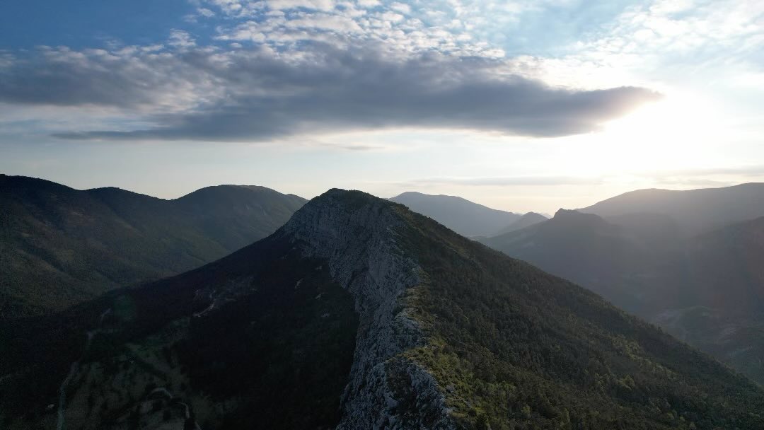 Mais quelle vue! 🤩

Les fameuses falaises de Saint-Auban, très réputées pour la grimpe, allant du plus facile (cotation 3sup) au plus dur (cotation 9)! 🧗🏻‍♀️
Vous trouverez bien votre bonheur parmi les 400 voies d’escalade (et plus!) sur les cailloux de cette magnifique vallée 🌳

D’ailleurs, notre gîte d’hébergement est ouvert pour vos séjours et petits périples en famille (ou pas!), week end grimpe, equitation, pêche, canyoning, peu importe, nous vous accueillerons avec plaisir! 😎

À bientôt 🌞

Plus de détails et d’informations au 
☎️ 04.93.60.40.90