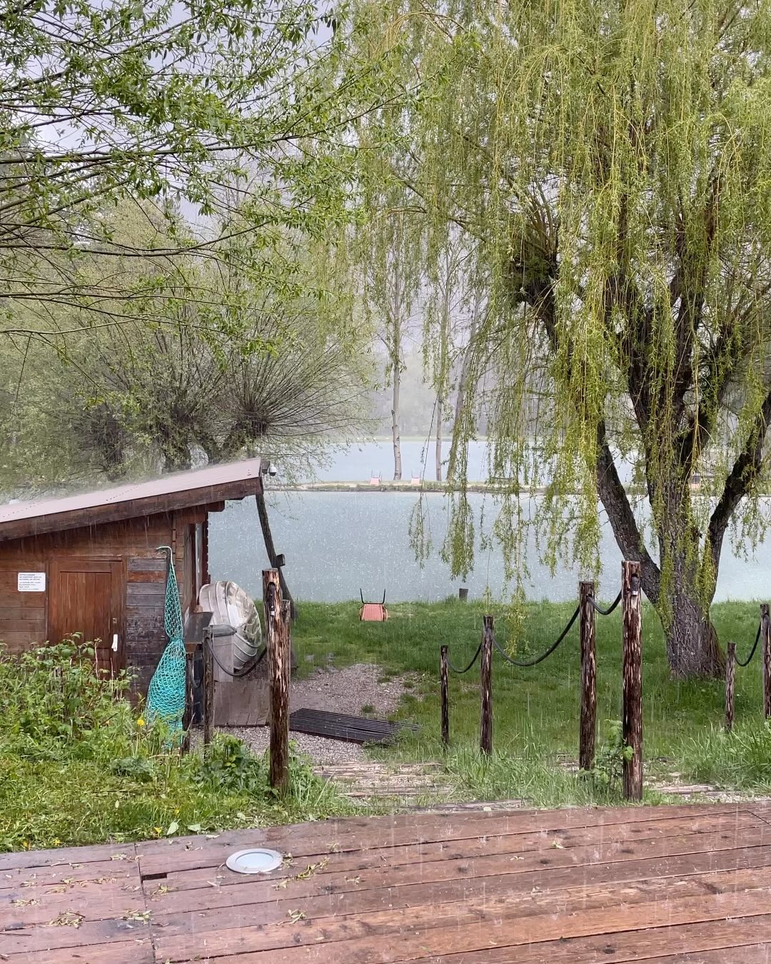 Cela fait bientôt 2 semaines qu’il pleut tous les jours 😎 

Nous savons que la pluie n’est pas forcément agréable si vous aviez prévu de venir passer une journée en Terre des Lacs pour manger une truite grillée au four ou que vous veniez dans les alentours pour la cueillette des champignons 🍄 
Il faut être chaudement habillé, même pour les pêcheurs les plus fous! ☔️
Malheureusement, la pluie ne dépend pas de notre volonté! 
Et puis vous le savez, en ce moment il nous faut de l’eau, il faut qu’elle ruisselle à flot dans les rivières et qu’elle remplisse les lacs à les faire déborder 🌊

Il est probable que nous fermions plus tôt en fonction de la météo et en fonction de l’affluence, passez nous un petit coup de fil avant de prendre la route! 🚗

☎️ 04 93 60 40 90