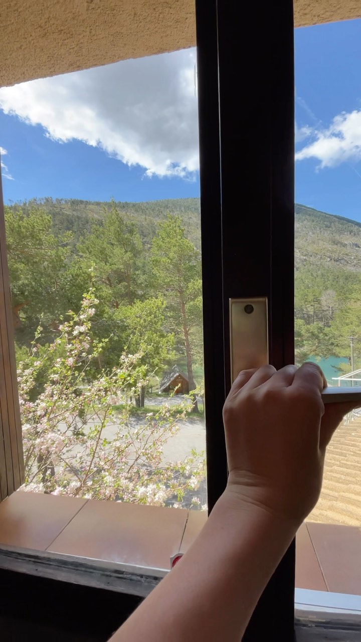 Les chambres au ✨GÎTE TONIC✨

Et voilà, vous savez à quoi vous attendre si vous venez dormir en Terre des Lacs, dans notre gîte 🍀 
 Vue sur la montagne du Pensier et les lacs depuis nos deux chambres triples, plutôt agréable non? 😎 

Pour réserver une nuit au Gîte Tonic, rendez-vous sur notre site internet terredeslacs.com 🌞

Pour plus d’informations, vous pouvez nous contacter au 04 93 60 40 90 ☎️