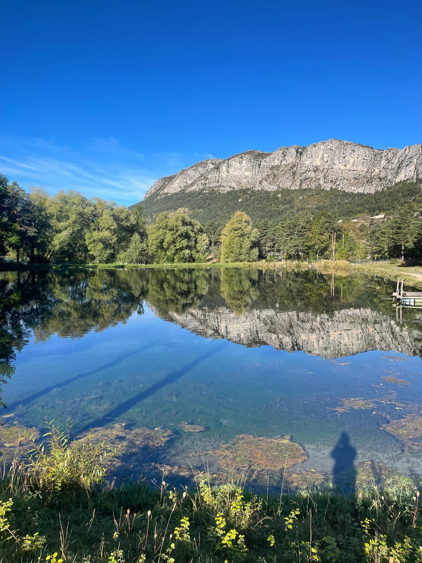 Ça y est ! L’automne est arrivé à Saint-Auban, et les pares-brise de nos voitures ont déjà gelé 🥶

Nous serons encore ouverts pendant le mois d’octobre, uniquement les vendredis, samedis et dimanches, de 11h à 15h30 pour la pêche 🐟, et entre 12h et 14h pour le restaurant La Source 🍟, où notre cheffe Élise ne cessera de vous surprendre avec de délicieux petits mets concoctés selon les produits d’automne 🌳

Nous serons également ouverts tous les jours pendant les vacances de la Toussaint, mais sachez que nous restons dépendants de la météo : appelez-nous avant de prendre la route ! 🚗

Notre gîte d’hébergement reste aussi ouvert. Vous y trouverez tout le confort en chambre double, triple ou en dortoir. C’est d’ailleurs un endroit idéal pour festoyer et se retrouver en famille ou entre amis.
Un week-end perdu dans le haut pays grassois, où l’on peut vous cuisiner votre pêche du jour ? 😎

Amoureux de verdure, de nature et de randos, nous sommes à seulement 1h30 de la Côte d’Azur.

N’hésitez pas à nous contacter pour plus de détails et d’informations !
Nous sommes toujours joignables, et si nous ne répondons pas, nous vous rappellerons !

☎️ 04 93 60 40 90

À très bientôt dans notre petit coin de paradis 🍂☘️