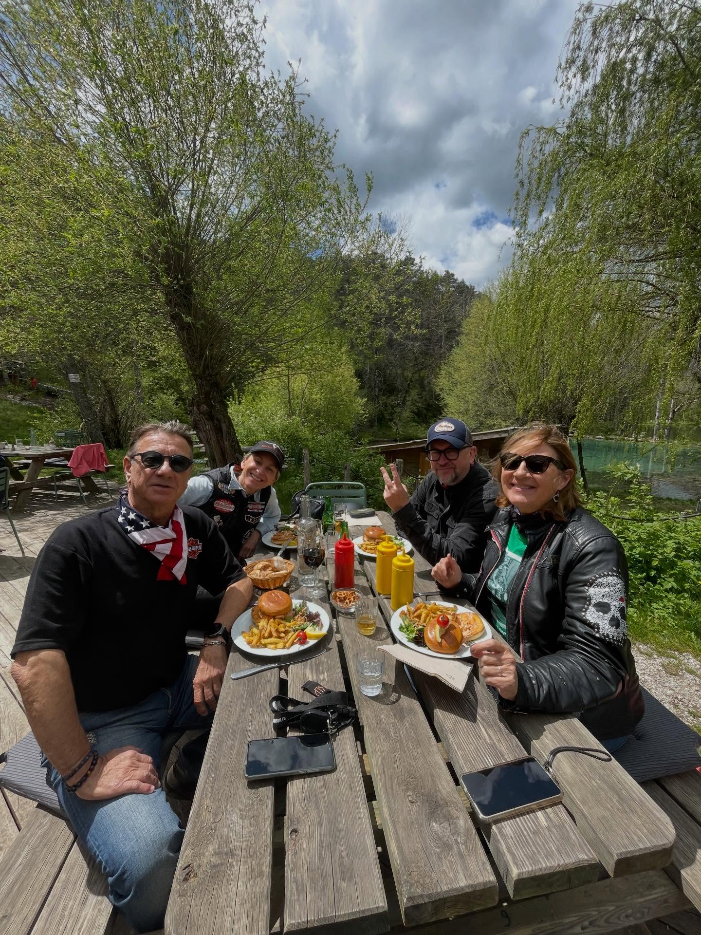 J-J OUVERTURE!! 

Ça y est, notre saison 2026 est lancée, et quoi de mieux qu’un grand soleil pour venir déjeuner en montagne ⛰️🌞 

Saint Auban n’est qu’à un petit détour de la route Napoléon, nous recevons donc régulièrement des motards ivres de paysages verdoyants et de truite fumée! 
Ici, ce sont des adeptes de notre fameux burger de truite 🍔 (attention nos clients se battent pour celui ci…) 

Pour les jours à venir, nous sommes ouverts à partir de vendredi 3 avril et jusqu’au lundi 6 avril inclus (c’est férié! 🐣), et ensuite à partir de mercredi 8 avril et ce jusqu’à la fin des vacances de Pâques, soit le dimanche 26 avril 
Nous sommes tributaires de la météo, alors n’oubliez pas que si Dame Nature est un peu trop heureuse et qu’il pleut 🌦️ nous risquons d’être fermé 

Notre gîte d’hébergement est aussi ouvert à tous! 

N’hésitez pas à nous téléphoner pour plus de détails ou d’infos ou à aller jeter un coup d’œil à notre site internet terredeslacs.com 

☎️ 0493604090

 À bientôt 🌸